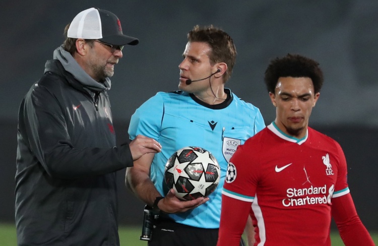 关了还是开了？黑豹vsNAVI图一多名选手出现技术问题陷入暂停（黑豹对阵NAVI首图多名选手遭遇技术故障，比赛紧急暂停）