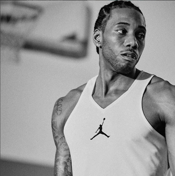 53岁齐达内上海街头踢毽子，与大妈迅速融入展现高球商风采（53岁齐达内现身上海街头踢毽子，与大妈打成一片尽显高球商）