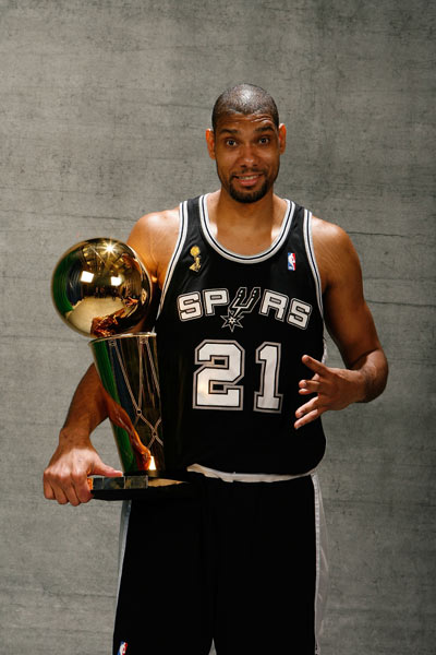 女友到场观战！阿德巴约全场投篮13中4仅得到8分（女友现场助威，阿德巴约13投4中仅拿8分）