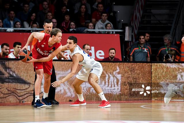 土媒：费内巴切锋线引援瞄准世界级球员，目标莱万或瑟洛特（土耳其媒体：费内巴切锋线补强锁定世界级前锋，候选莱万与瑟洛特）