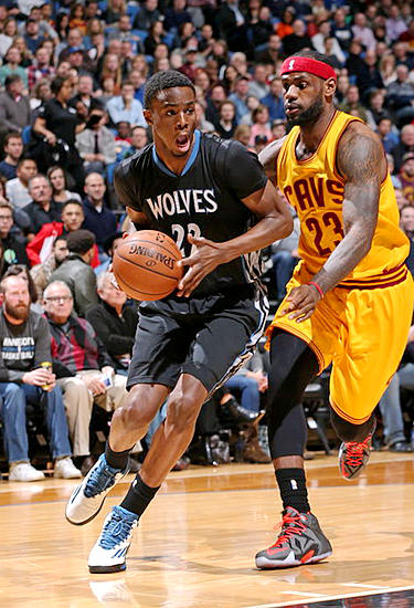 表现“两极分化”：回顾萨利巴上一次对阵拜仁的表现（攻守表现两极：重温萨利巴上次对阵拜仁的发挥）