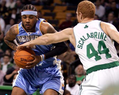 比划啥呢？马瑟林做嘲讽动作 裁判直接吹技犯（挑衅手势惹祸，马瑟林被裁判直接吹技术犯规）