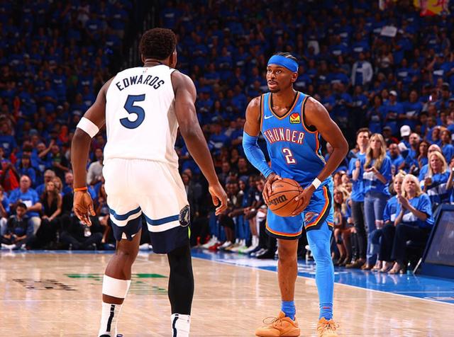 近期1平3负！费耶诺德暂列荷甲第二，距榜首埃因霍温11分（近4场1平3负，费耶诺德暂居荷甲第2，距领头羊埃因霍温11分）