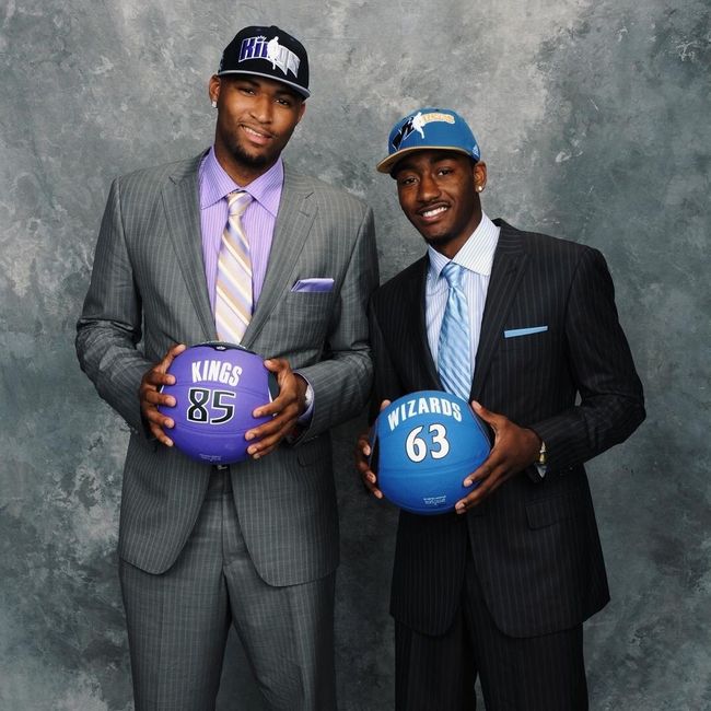 前队友揭秘科比打人事件：讨债100美元突然出拳 发语音道歉哭了（前队友称科比因追讨100美元突然出拳，随后语音道歉并落泪）