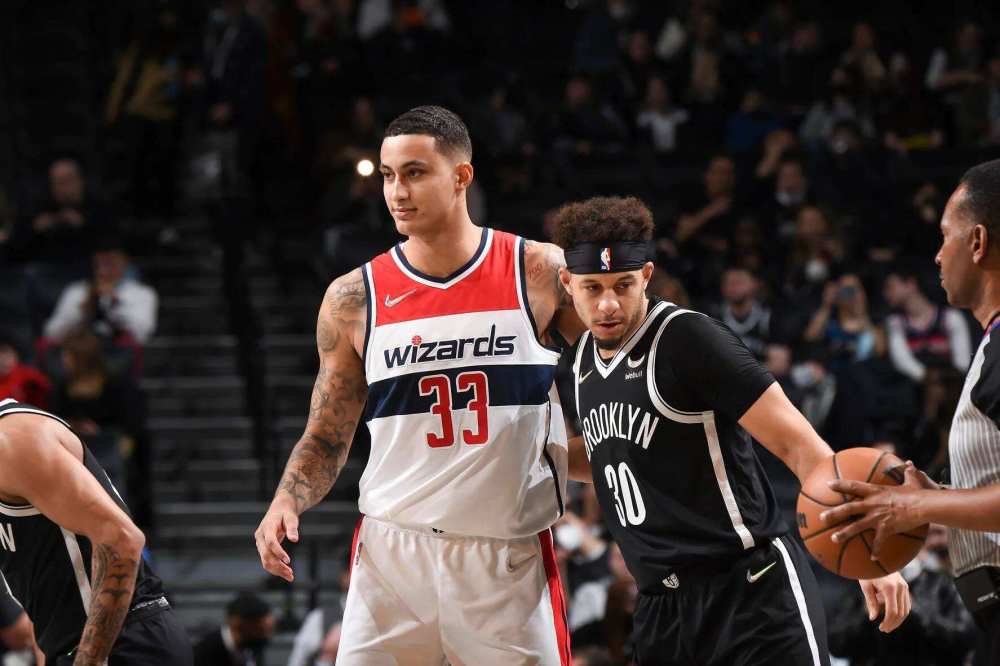 英博梯队斩获U21联赛冠军并冲乙，球迷燃放烟花迎接球队凯旋（英博梯队问鼎U21联赛掀冲乙征程，球迷燃放烟花迎凯旋）