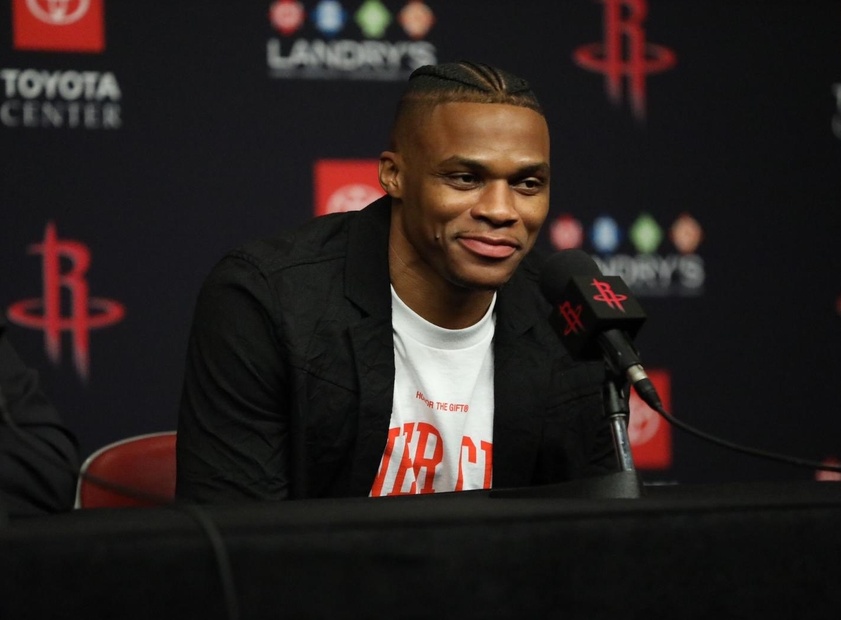 康宁汉姆球衣荣退母校，恩师盛赞活塞球星不忘初心（活塞球星康宁汉姆母校球衣退役，恩师称其初心未改）