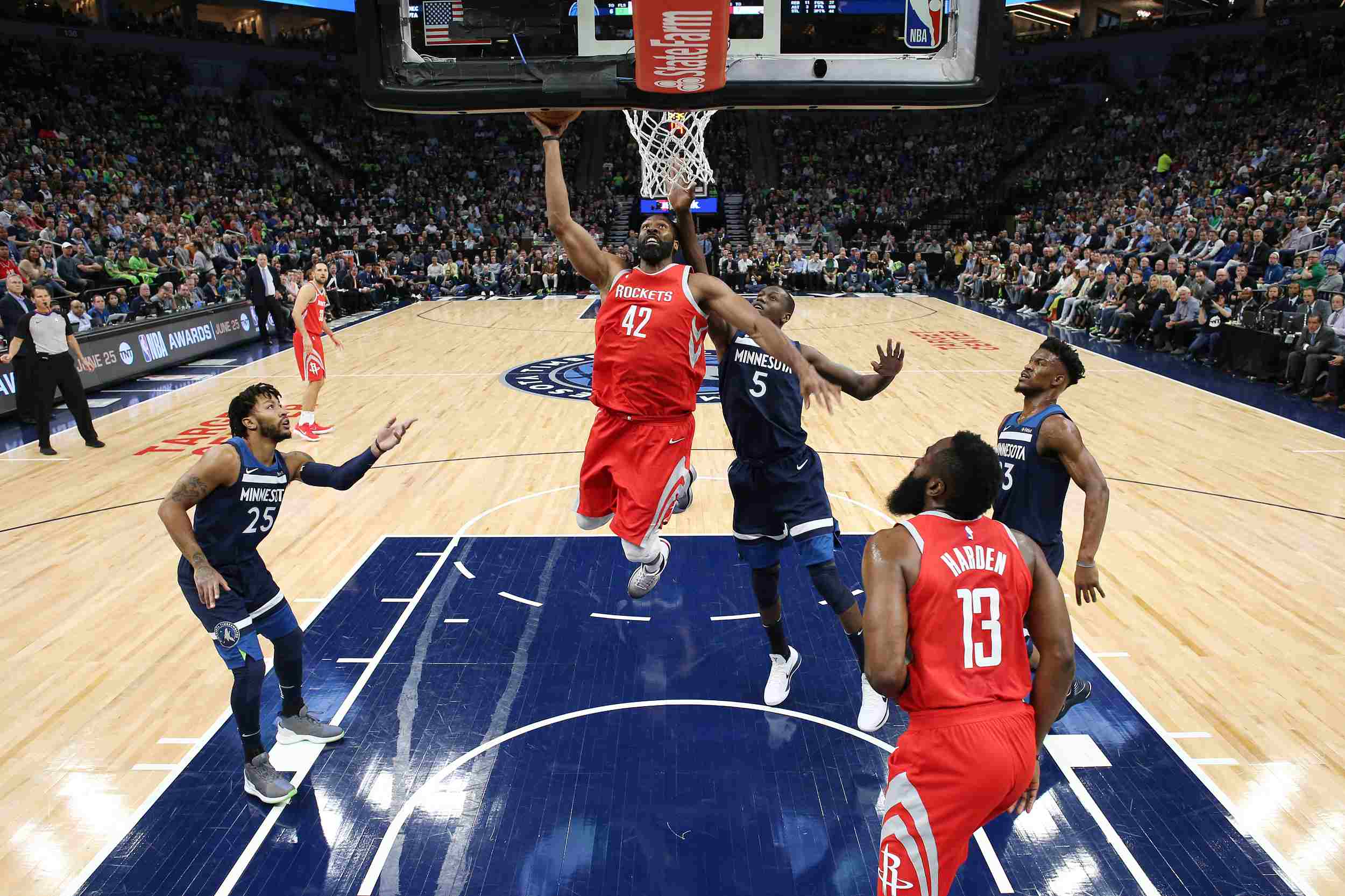 翻过来了！汤姆林底角命中三分球 骑士反超公牛（比分反转！汤姆林底角三分命中，骑士反超公牛）