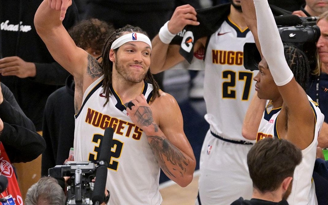 努力追赶！孙铭徽反击信手拈来送背传 胡金秋跟进接球上篮得手（奋力追分！孙铭徽快攻背传妙传，胡金秋跟进上篮命中）