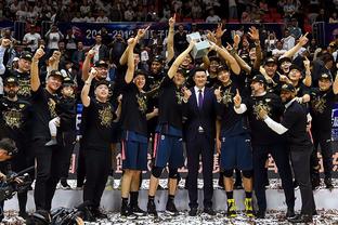 招牌绝技！哈滕弧顶接球 带一步高抛空心命中打停马刺（哈滕招牌绝活：弧顶接球一步高抛空心，打停马刺）