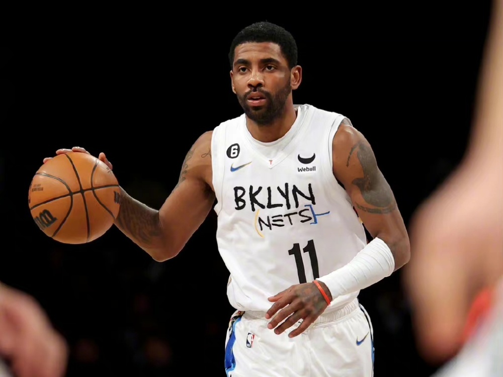 抽象，特朗普晒和C罗踢球的AI生成视频：C罗很聪明也很酷（特朗普晒AI合成与C罗踢球视频：称C罗聪明又酷）