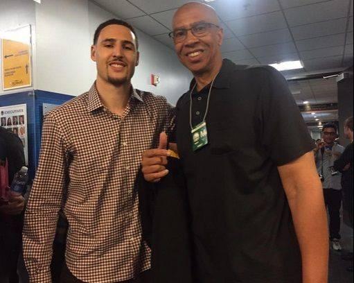 雷霆与马刺对决：三分球差距决定胜负的关键（雷霆与马刺交锋：三分火力悬殊成胜负手）