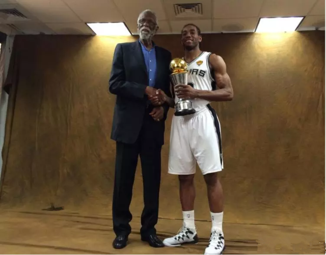 双喜临门！亨德森迎小蜜蜂处子球+英格兰赛场第600场里程碑（喜上加喜！亨德森收获小蜜蜂首球，达成英格兰赛场600场里程碑）