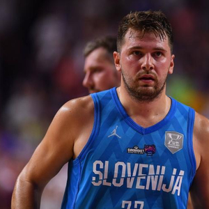 裁判吹罚引发热议：连续两日主教练被驱逐（判罚引热议：主教练连续两天遭驱逐）